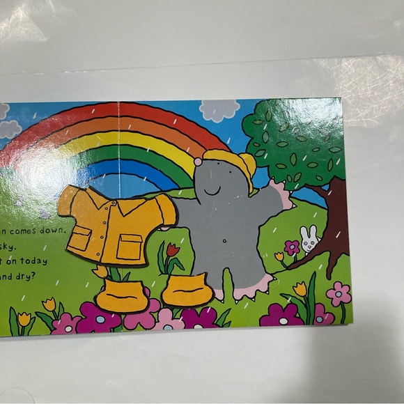 Moley Gets Dressed book & magnetic pieces - Picture 3 of 8